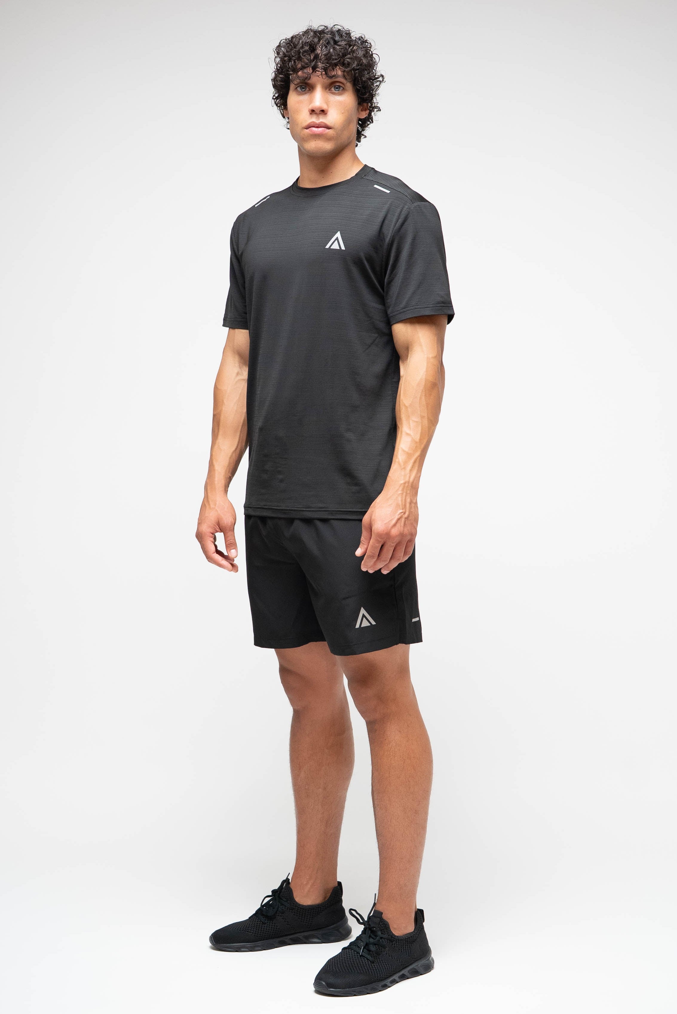 Men’s Gym Tops and Shorts: What to Wear for Daily Training